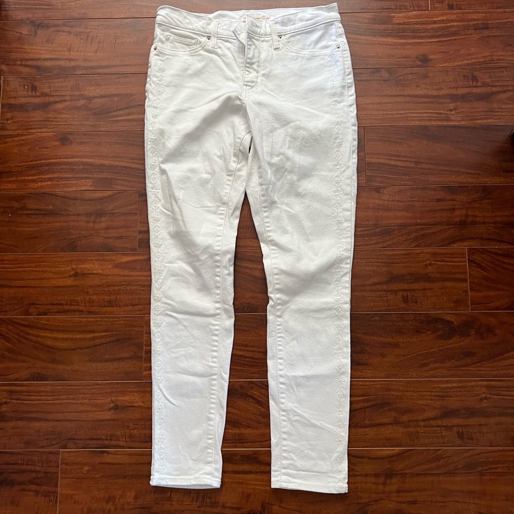White 311 Shaping Skinny Levi’s jeans size 29